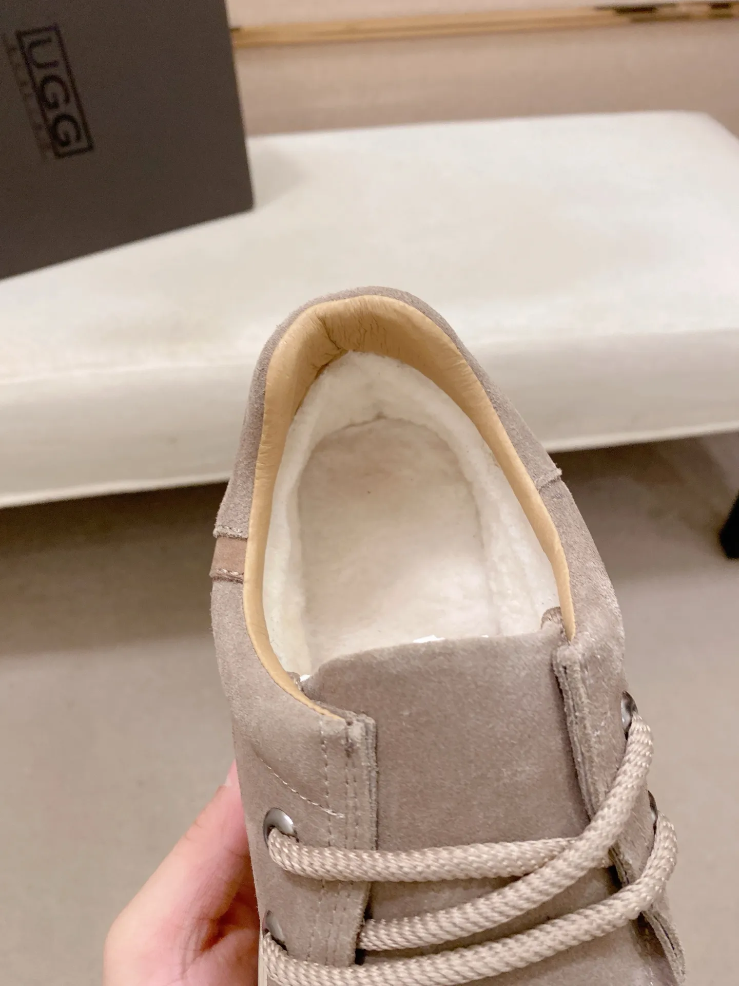 Factory price: 600💰New UGG fur-integrated men's simple and fashionable snow shoes. The most worth buying at the end of this year are warm casual shoes. Whether you are out and about at home, their comfortable and warm performance will be your most suitable fashion companion! The material is cowhide upper and imported wool is used inside. Two layers of cowhide for warmth and comfort! The eva+ rubber patch outsole is cushioned, non-slip and wear-resistant, and has good elasticity. It is light and wear-resistant, comfortable and soft, and the new simple cut is more fashionable. It has both practicality and fashion sense, so you no longer have to worry about how to match it in winter, while still maintaining your fashionable taste. High-quality genuine wool produced in Dongguan. The material depends on the details! Size: 39-40-41-42-43-44-45 sneaker size